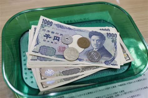 1000円 プレゼント 大人：現代社会における贈り物の意味とその影響